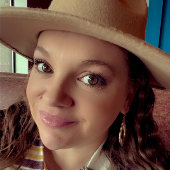 Meet your Posher, Mandy Hutchinson - Picture 2 of 2